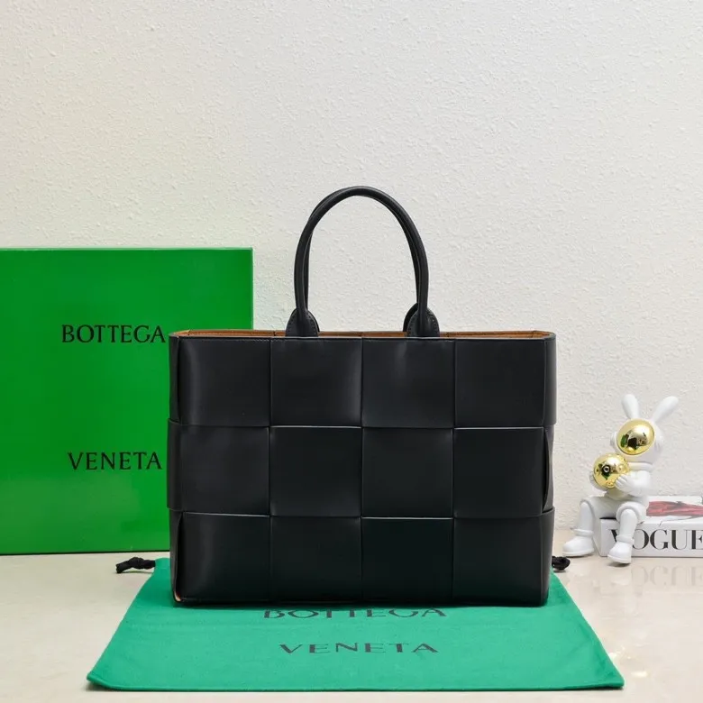 The batch of 2000 BV tote bag (small four compartments) has finally been shipped🔥🔥 The leather feels great! It's a very low-key bag. The more I look at it, the more I like it. I usually go out for rides and planes because I have a lot of stuff and need to carry a computer. Carrying a bag like this is all it takes. It comes with a small bag for storage, which is very convenient. Style number: 9898 Size: 38*10*28cm